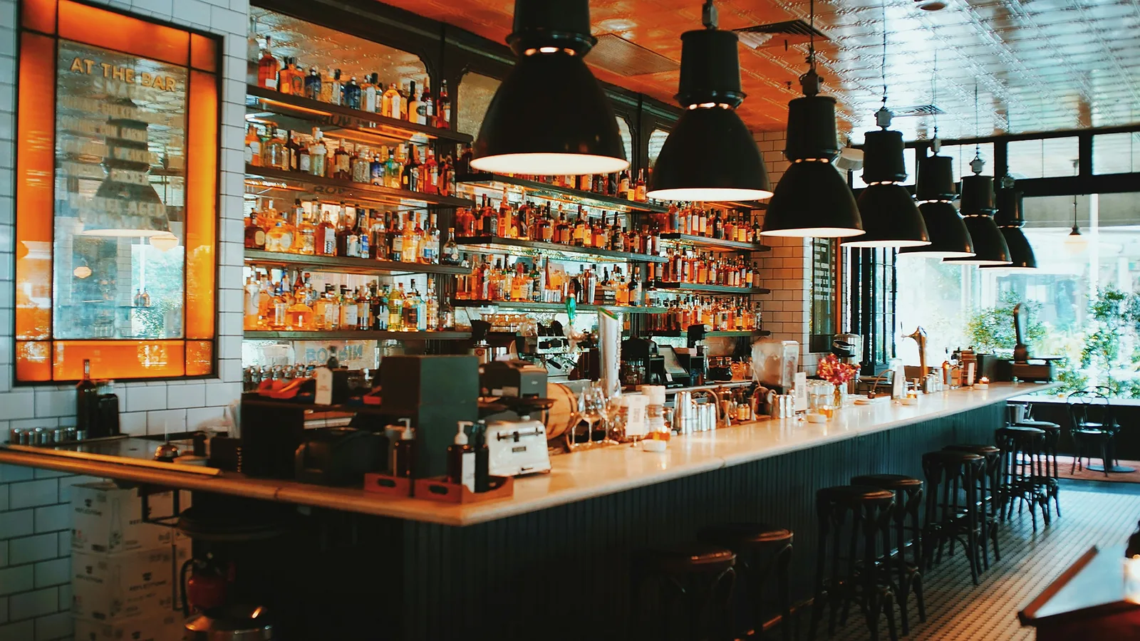 Interior cálido de un bar con la barra de madera