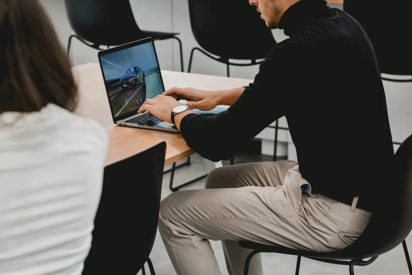 Un equipo trabaja con sus portátiles en la oficina