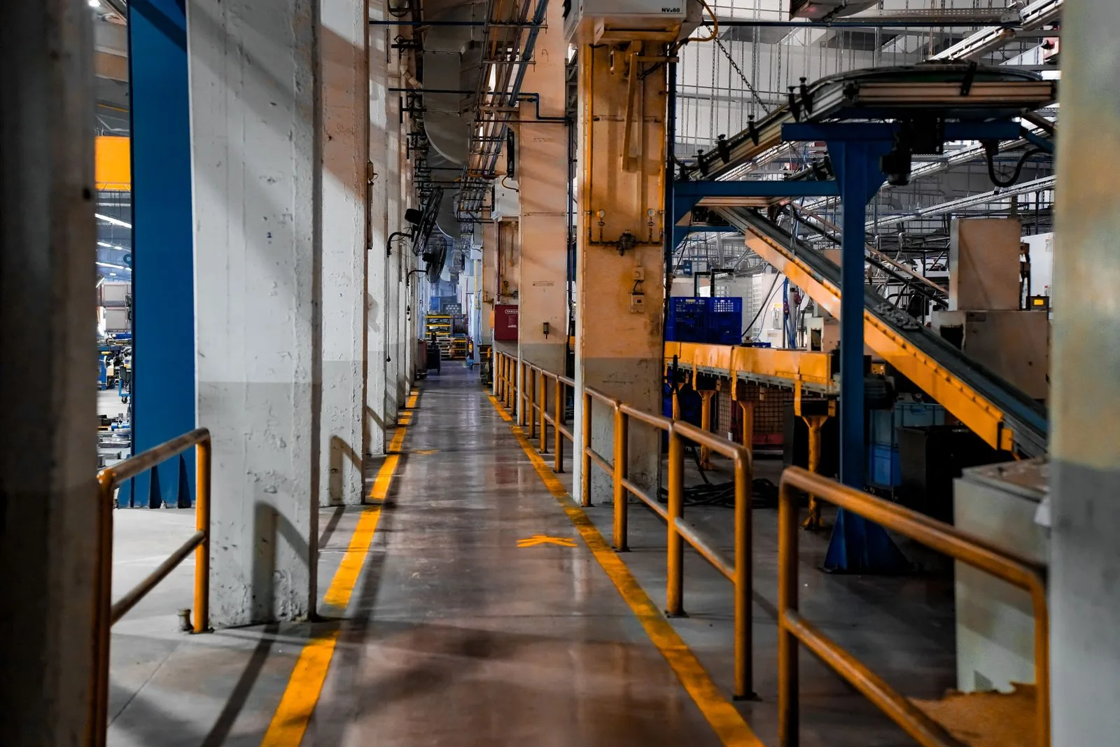 Interior de una fábrica con su maquinaria