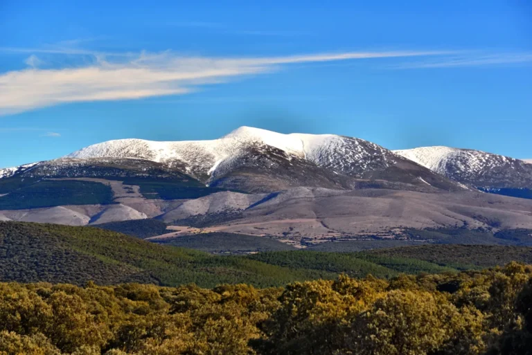 El Moncayo nevado sobre el somontano