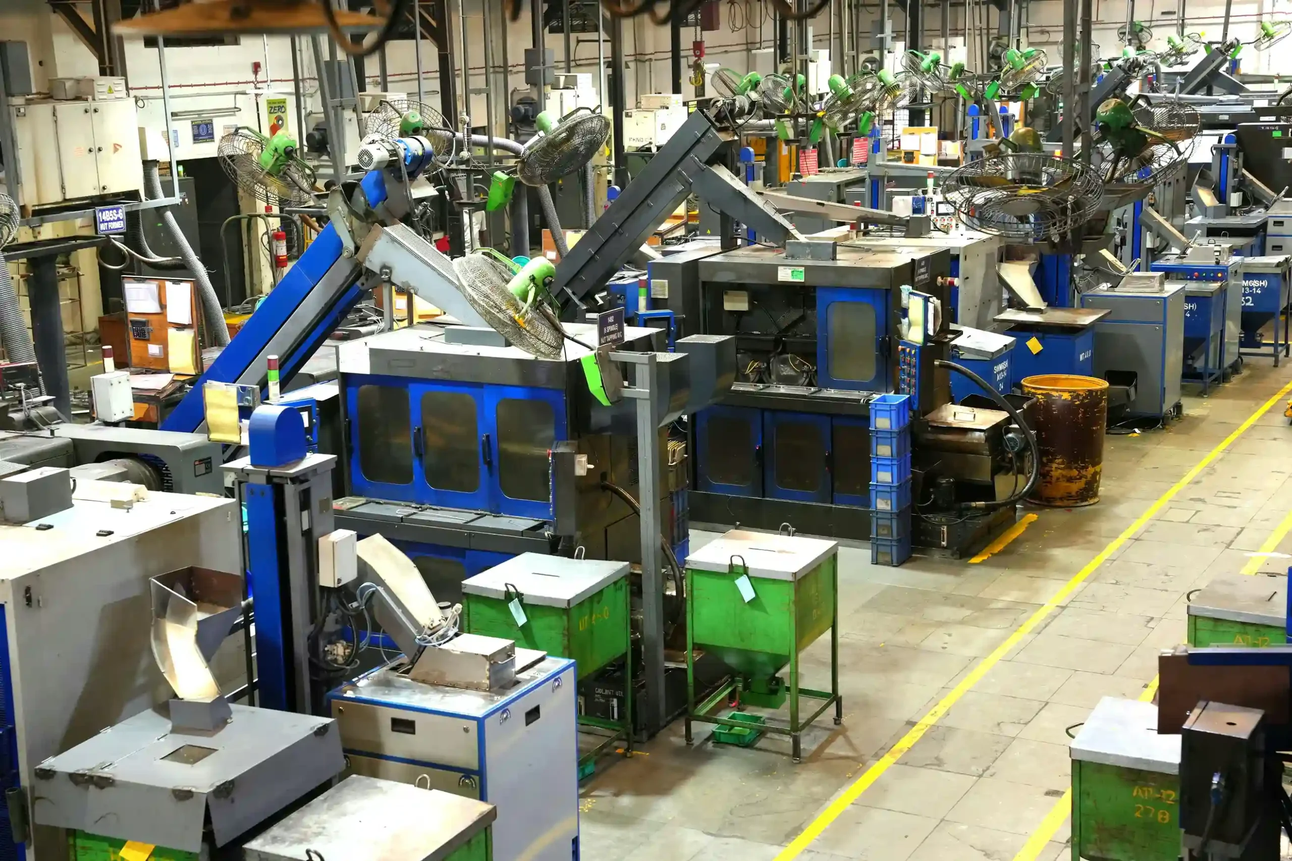 Interior de una fábrica con su maquinaria